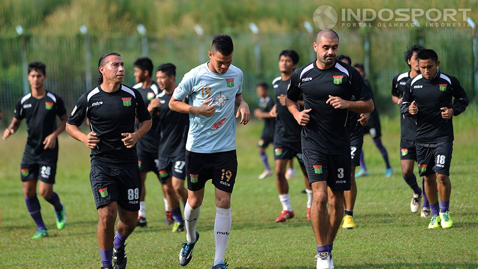 Skuad Persita, Selasa (30/09/14), diharap bisa tembus Divisi Utama PSSI pada 2015 mendatang. PBU dibentuk untuk mencari pesepakbola lokal agar bisa menjadi pemain profesional. Copyright: &copy; Ratno Prasetyo/INDOSPORT